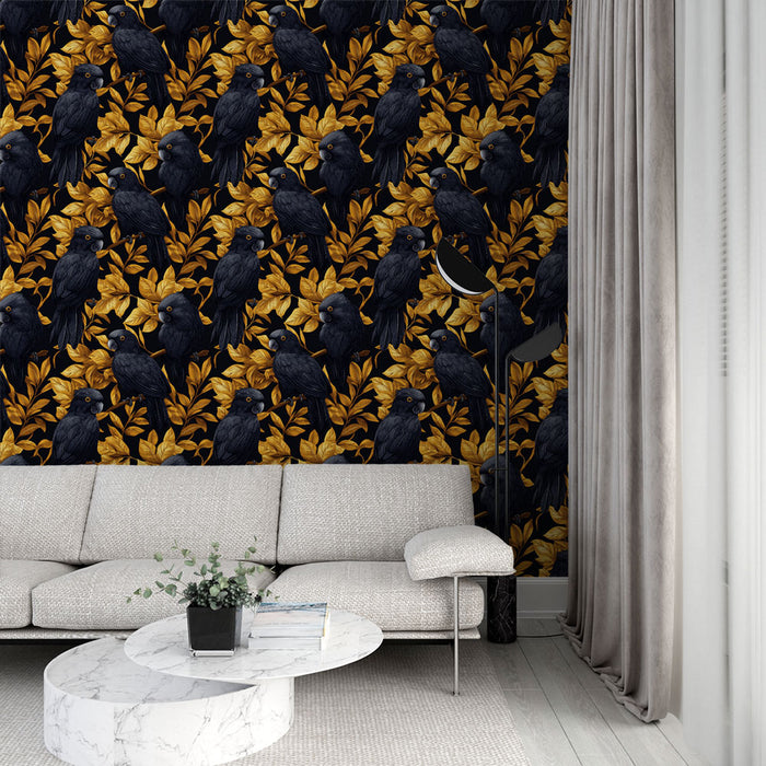 Un salon contemporain avec un papier peint aux motifs de corbeaux noirs et de feuilles dorées sur fond sombre, créant une ambiance à la fois mystérieuse et élégante.
