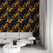 Un salon contemporain avec un papier peint aux motifs de corbeaux noirs et de feuilles dorées sur fond sombre, créant une ambiance à la fois mystérieuse et élégante.