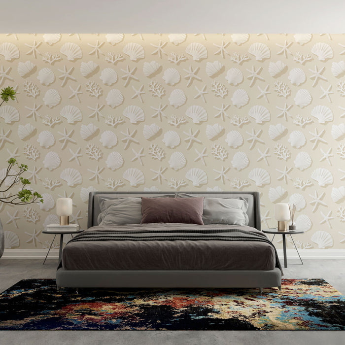Une chambre moderne avec un papier peint beige orné de motifs en relief de coquillages et d'étoiles de mer, créant une atmosphère apaisante et marine.