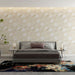 Une chambre moderne avec un papier peint beige orné de motifs en relief de coquillages et d'étoiles de mer, créant une atmosphère apaisante et marine.