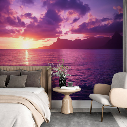 Une chambre moderne avec un papier peint représentant un coucher de soleil vibrant aux teintes violettes et dorées, évoquant une atmosphère sereine et apaisante.