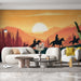 Un salon contemporain avec un papier peint représentant des silhouettes de cavaliers au coucher de soleil, créant une ambiance chaleureuse et aventureuse.