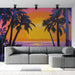 Un salon moderne avec un papier peint tropical aux couleurs vives représentant des palmiers silhouettés devant un coucher de soleil éclatant, créant une ambiance chaleureuse et relaxante.