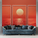 Un salon élégant avec un papier peint représentant un coucher de soleil sur fond rouge, créant une atmosphère chaleureuse et apaisante.