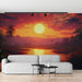 Un salon contemporain avec un papier peint représentant un coucher de soleil vibrant sur un lac, entouré de palmiers et de montagnes, créant une atmosphère chaleureuse et apaisante.