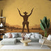 Un salon contemporain avec un papier peint représentant un cowboy en silhouette sur fond ocre, évoquant une ambiance western audacieuse et nostalgique.