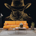 Un salon contemporain avec un papier peint noir illustrant un cow-boy stylisé en doré, créant une ambiance audacieuse et intrigante.