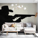 Un salon moderne avec un papier peint représentant une silhouette noire d'un tireur, créant une ambiance audacieuse et intrigante.