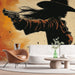 Un salon contemporain avec un papier peint illustrant une silhouette de cowgirl armée sur un fond dégradé orange et beige, créant une ambiance audacieuse et dynamique.