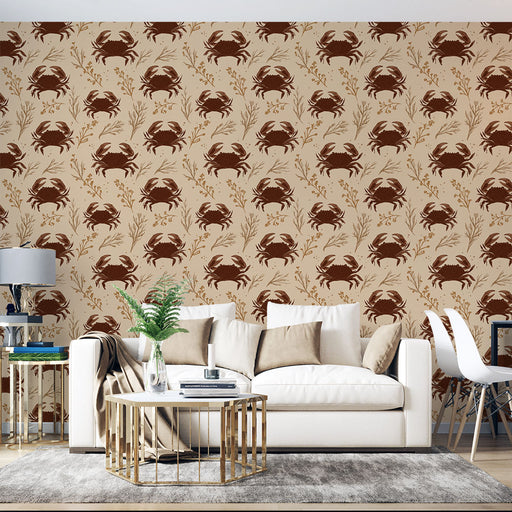Un salon lumineux avec un papier peint beige illustrant des crabes bruns entourés de motifs botaniques, créant une ambiance maritime et chaleureuse.