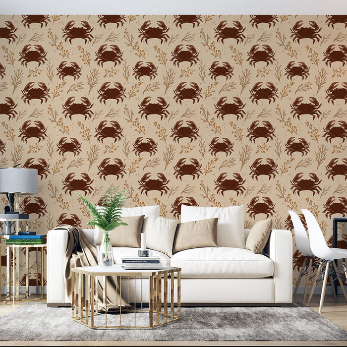 Un salon lumineux avec un papier peint beige illustrant des crabes bruns entourés de motifs botaniques, créant une ambiance maritime et chaleureuse.