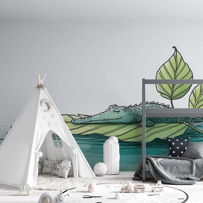 Une chambre d'enfant avec un papier peint ludique représentant un crocodile allongé sur une grande feuille, dans des teintes douces de vert et bleu, créant une ambiance joyeuse et imaginative.