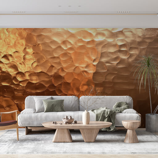Papier peint cuivre martelé avec motif brillant et texture pour un style audacieux dans un salon moderne.