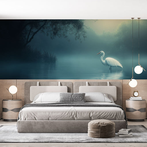 Une chambre moderne avec un papier peint représentant un héron blanc dans un paysage brumeux et apaisant, créant une ambiance sereine et contemplative.