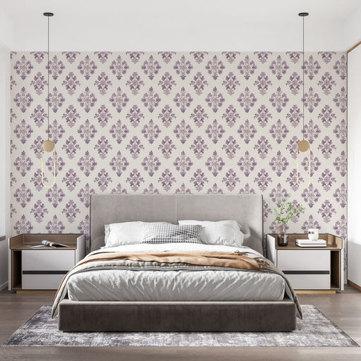 Une chambre élégante avec un papier peint à motifs floraux violets sur fond clair, créant une atmosphère romantique et apaisante.