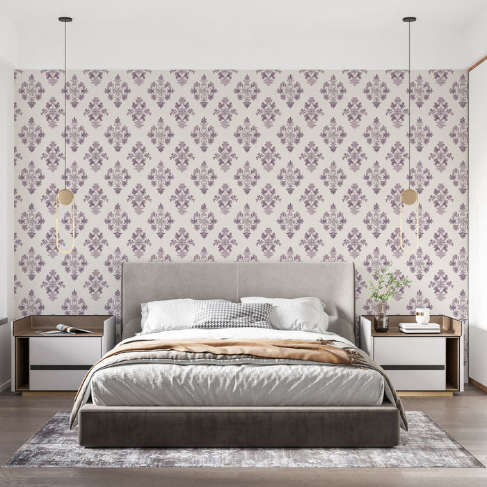 Une chambre élégante avec un papier peint à motifs floraux violets sur fond clair, créant une atmosphère romantique et apaisante.