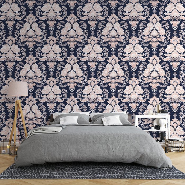 Une chambre élégante avec un papier peint damassé bleu nuit et rose, créant une atmosphère raffinée et chaleureuse.