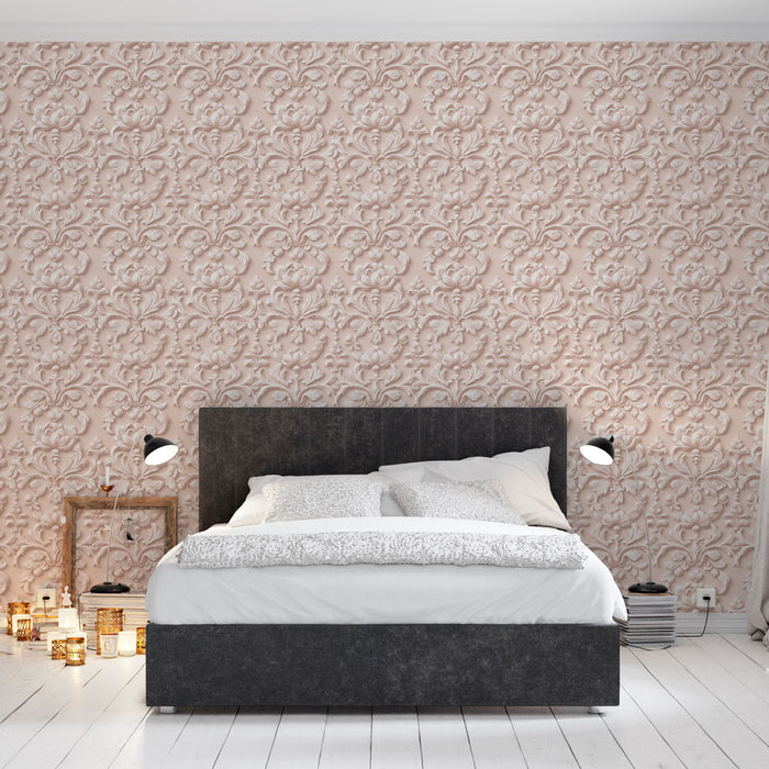 Une chambre élégante avec un papier peint texturé rose clair aux motifs floraux délicats, créant une ambiance romantique et chaleureuse.