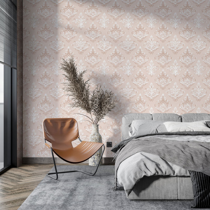 Une chambre moderne avec un papier peint damassé rose et blanc, créant une atmosphère élégante et chaleureuse, accentuée par des éléments décoratifs raffinés.