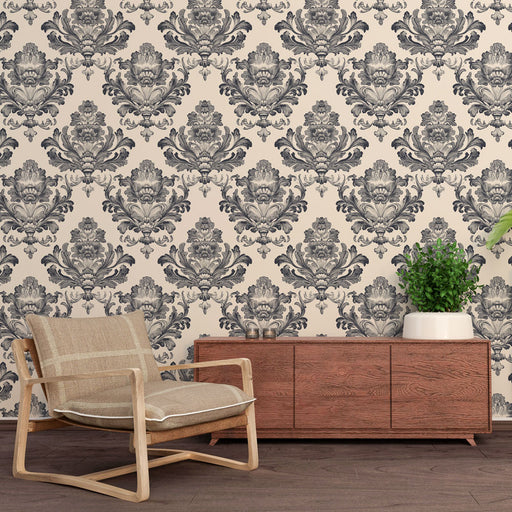 Un salon élégant avec un papier peint damassé bleu marine sur fond crème, créant une ambiance sophistiquée et intemporelle.