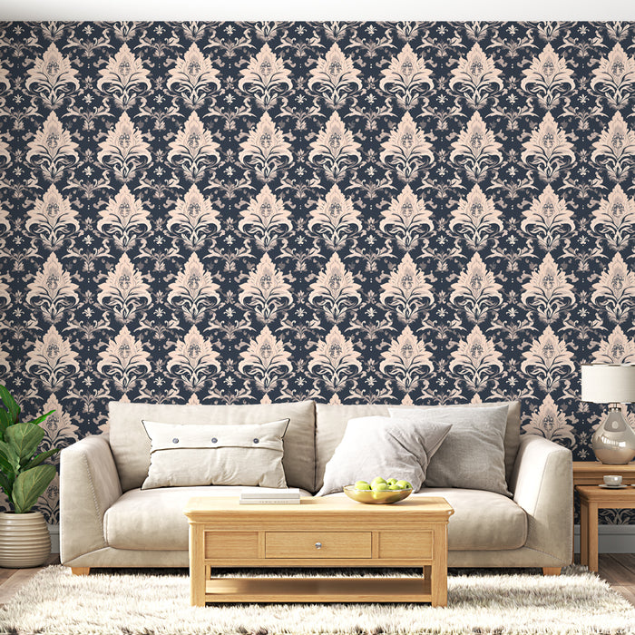 Un salon élégant avec un papier peint damassé bleu marine et beige aux motifs floraux sophistiqués, créant une atmosphère chaleureuse et raffinée.