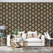 Un salon élégant avec un papier peint noir orné de motifs floraux dorés, créant une ambiance sophistiquée et chaleureuse.