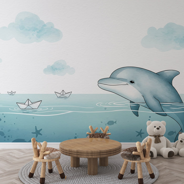 Une chambre d'enfant avec un papier peint illustratif représentant un dauphin joyeux dans une mer turquoise, créant une ambiance ludique et apaisante.