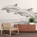 Une pièce moderne avec un papier peint représentant des dauphins en mouvement, illustré en lignes noires sur fond clair, créant une ambiance dynamique et apaisante.