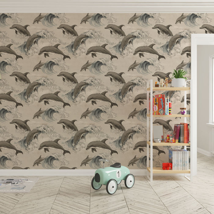 Une chambre d'enfant avec un papier peint illustrant des dauphins en mouvement sur fond beige, créant une ambiance joyeuse et marine.
