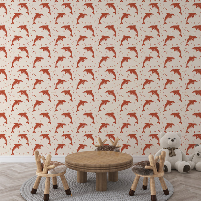 Une chambre d'enfant avec un papier peint illustrant des dauphins en rouge sur fond beige, créant une ambiance ludique et joyeuse.