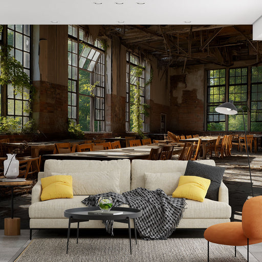 Une salle à manger avec un papier peint représentant un décor industriel abandonné, mêlant briques et végétation, créant une atmosphère nostalgique et authentique.