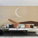 Papier peint désert minimaliste avec paysage de dunes et lune élégante pour salon moderne