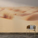 Une pièce moderne avec un papier peint représentant un paysage désertique aux dunes de sable doré, évoquant une atmosphère sereine et apaisante.