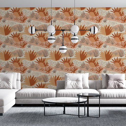 Un salon moderne avec un papier peint aux motifs organiques dans des teintes terracotta et beige, créant une ambiance chaleureuse et accueillante.