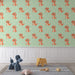 Une chambre d'enfant avec un papier peint ludique représentant des petits dinosaures orange sur un fond vert pastel, créant une atmosphère joyeuse et accueillante.