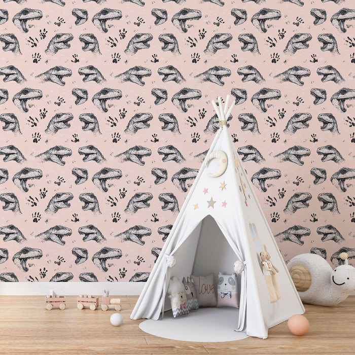 Une chambre d'enfant avec un papier peint rose orné de têtes de dinosaures en noir, créant une ambiance ludique et imaginative.