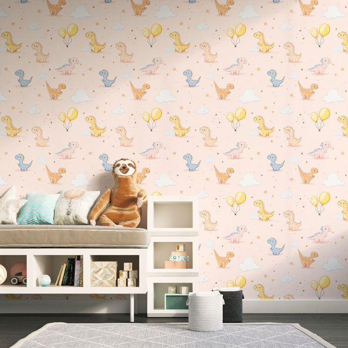 Une chambre d'enfant avec un papier peint ludique représentant des dinosaures colorés, des nuages et des ballons sur fond rose, créant une ambiance joyeuse et réconfortante.