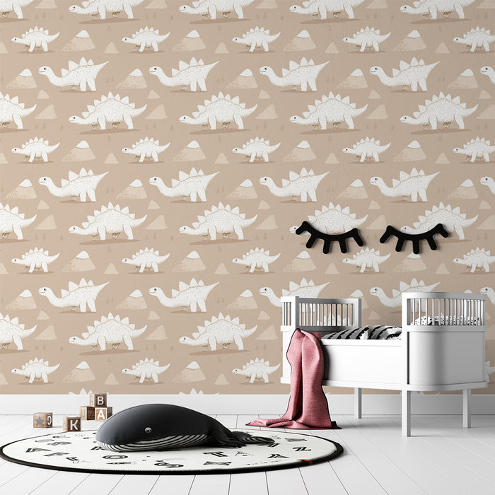 Une chambre d'enfant avec un papier peint ludique représentant des dinosaures blancs sur fond beige, créant une ambiance douce et joyeuse.