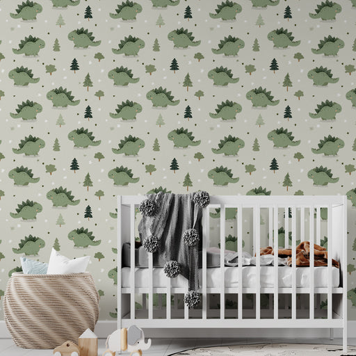 Une chambre d'enfant avec un papier peint ludique représentant des dinosaures verts et des sapins sur un fond clair, créant une ambiance joyeuse et accueillante.