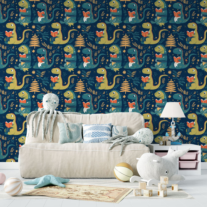 Une chambre d'enfant avec un papier peint ludique représentant des dinosaures colorés lisant des livres sur fond bleu nuit, créant une ambiance joyeuse et imaginative.