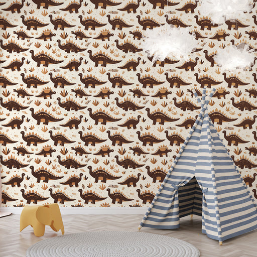 Une chambre d'enfant avec un papier peint illustrant des dinosaures marron sur fond crème, créant une atmosphère ludique et chaleureuse.