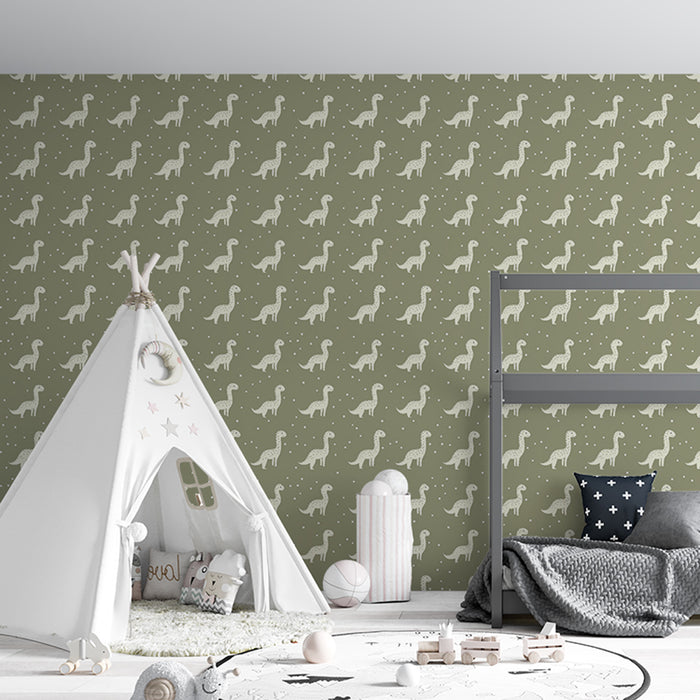 Une chambre d'enfant avec un papier peint vert olive orné de motifs de dinosaures blancs, créant une atmosphère ludique et chaleureuse.