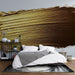 Papier peint doré avec effet de peinture or brillante sur fond blanc pour chambre moderne.