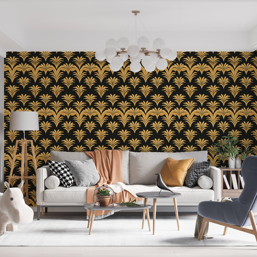 Un salon contemporain avec un papier peint noir orné de motifs dorés évoquant des palmiers, créant une ambiance élégante et sophistiquée.