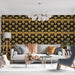 Un salon contemporain avec un papier peint noir orné de motifs dorés évoquant des palmiers, créant une ambiance élégante et sophistiquée.