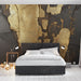 Papier peint doré et noir avec motifs élégants et textures métalliques pour chambre moderne.