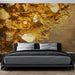 Papier peint doré avec motifs de roches et textures élégantes pour chambre moderne.