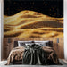 Papier peint doré scintillant avec texture de paillettes brillantes sur fond noir pour chambre moderne.