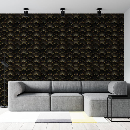 Un salon contemporain avec un papier peint noir aux motifs de vagues dorées, créant une ambiance élégante et sophistiquée.