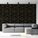 Un salon contemporain avec un papier peint noir aux motifs de vagues dorées, créant une ambiance élégante et sophistiquée.